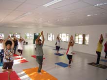 Alunos praticam Yoga, um dos 14 cursos oferecidos gratuitamente